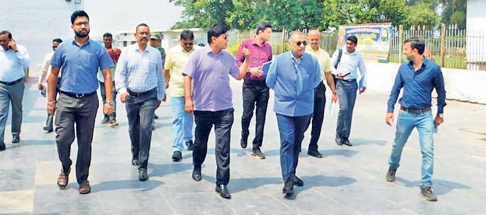 मुख्य सचिव ने अधिकारियों के साथ मंदिर परिसर का निरीक्षण किया। - Dainik Bhaskar