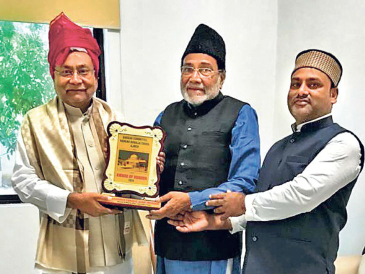 सीएम को सम्मानित करते सदस्य। - Dainik Bhaskar