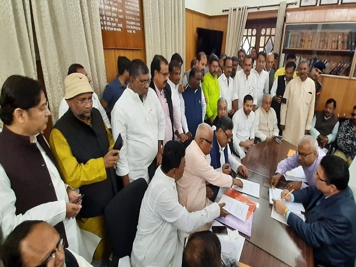 नामांकन दाखिल करने के दौरान राजद नेता प्रेमचंद गुप्ता और एडी सिंह। - Dainik Bhaskar