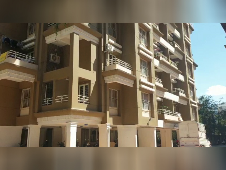 इसी सोसाइटी के एक फ़्लैट में रहता है यह परिवार। - Dainik Bhaskar