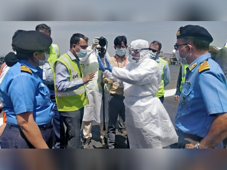 मुंबई एयरपोर्ट पर ईरान से लौटे लोगों की जांच करते डॉक्टर। - Dainik Bhaskar