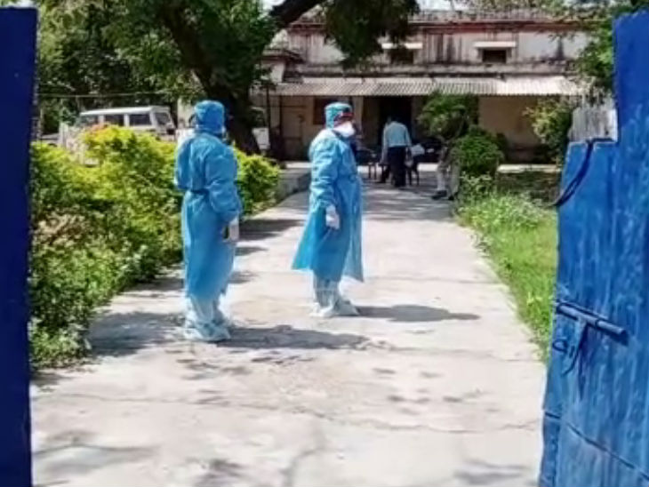 रेलवे कर्मी के घर को विसंक्रमित किया गया। - Dainik Bhaskar