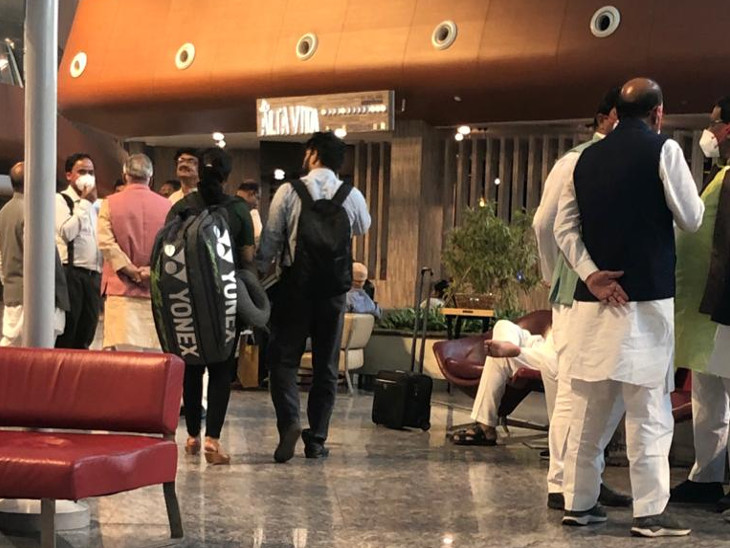 बेंगलुरू एयरपोर्ट के लाउंज पर सिंधिया गुट के विधायक बैठे हैं और अपने चेहरे मॉस्क से ढंके हुए हैं। - Dainik Bhaskar