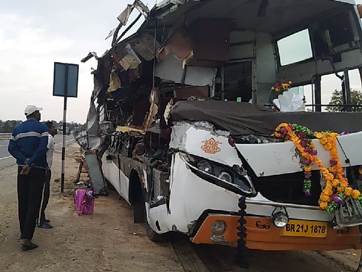 दुर्घटनाग्रस्त बस। - Dainik Bhaskar