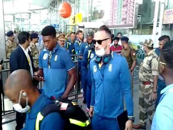 एयरपोर्ट से बाहर निकलते दक्षिण अफ्रीका के खिलाड़ी