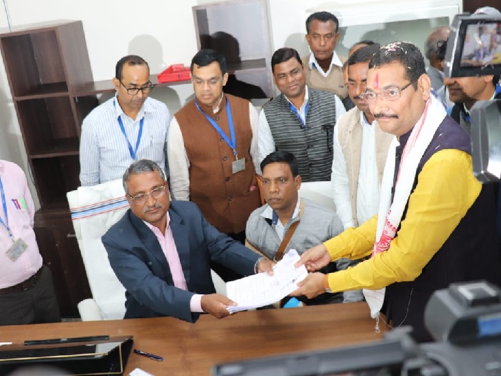 विधानसभा सचिव महेंद्र प्रसाद को नामांकन पत्र सौंपते दीपक प्रकाश। - Dainik Bhaskar
