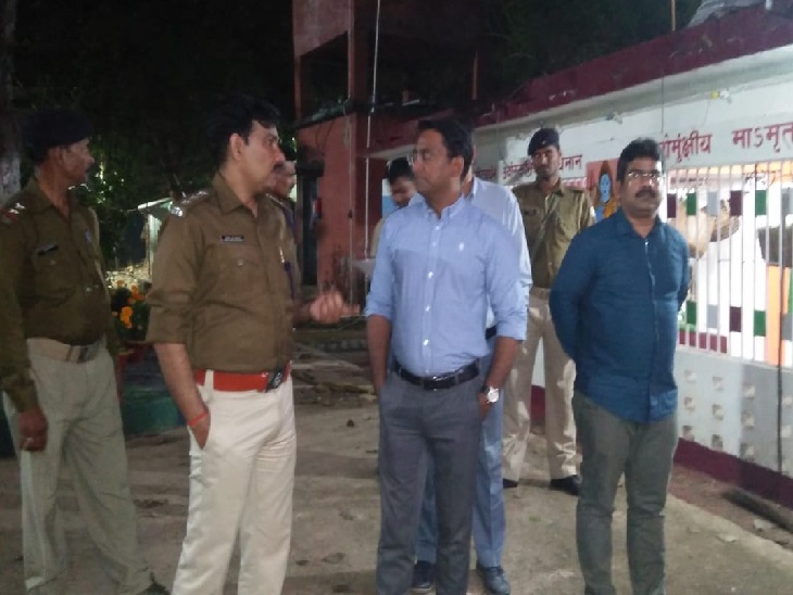 देवघर सेंट्रल जेल में छापेमारी के दौरान पदाधिकारी। - Dainik Bhaskar