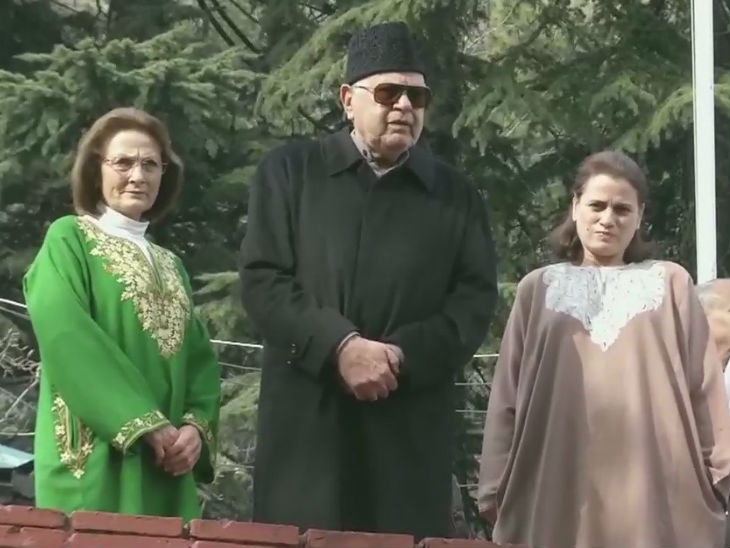 नजरबंदी से रिहा होने के बाद अपने परिवार के सदस्यों के साथ फारूक अब्दुल्ला।- एजेंसी - Dainik Bhaskar