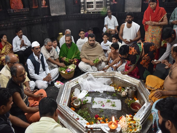 विष्णुपद मंदिर के गर्भगृह में तुलसी अर्चना करते पुजारी। - Dainik Bhaskar