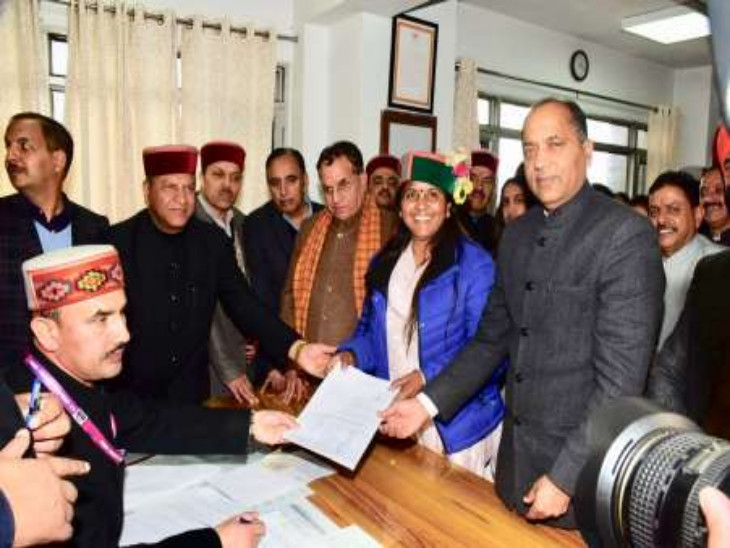 नामांकन दाखिल करतीं इंदु गोस्वामी, साथ में मुख्यमंत्री जयराम ठाकुर, कृषि मंत्री रामलाल मारकंडा और शिक्षा मंत्री सुरेश भारद्वाज के अलावा बड़ी संख्या में समर्थक - Dainik Bhaskar