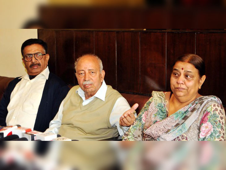 अमृतसर में पत्नी रेनू और वकील के साथ मीडिया से बात करते खन्ना पेपर मिल के संस्थापक बृज मोहन खन्ना। - Dainik Bhaskar