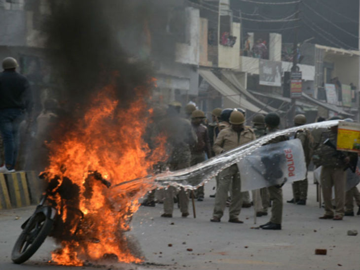 सीएए विरोधी प्रदर्शन के दौरान हिंसा के 57 आरोपियों में से 27 पर गैंगस्टर एक्ट, सरकार ने इनके पोस्टर भी लगाए थे|लखनऊ,Lucknow - Dainik Bhaskar