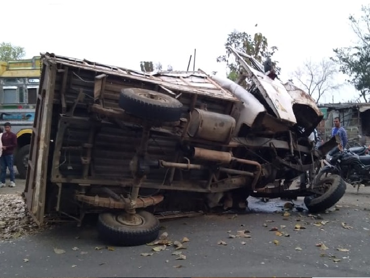 दुर्घटनाग्रस्त पिकअप वैन। - Dainik Bhaskar