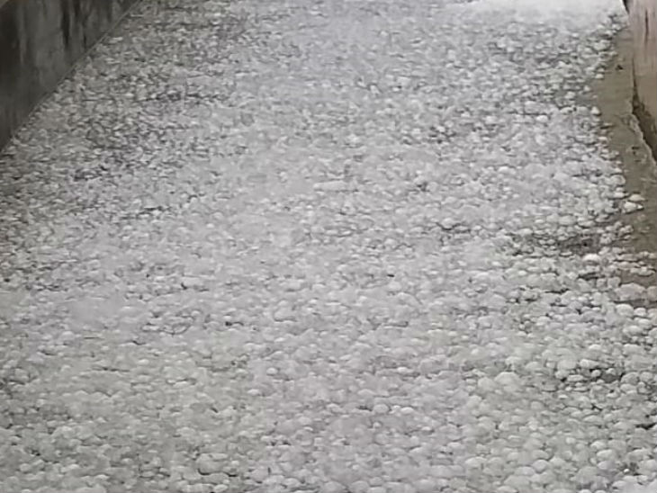 यूपी के कई जिलों में ओले गिरने से खेतों में खड़ी फसलों को भारी नुकसान; मुआवजे की आस में किसान|लखनऊ,Lucknow - Dainik Bhaskar