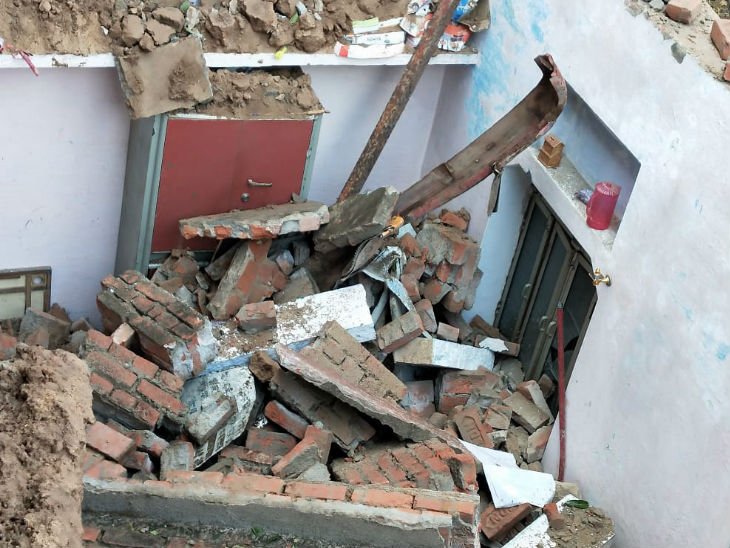 बारिश के बीच मिर्जापुर में ढहा मकान। - Dainik Bhaskar