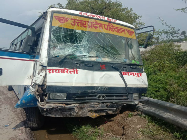 हादसे के बाद क्षतिग्रस्त बस - Dainik Bhaskar