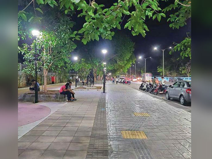 पुणे में वहां पार्किंग और फुटपाथ से निकाला समाधान - Dainik Bhaskar