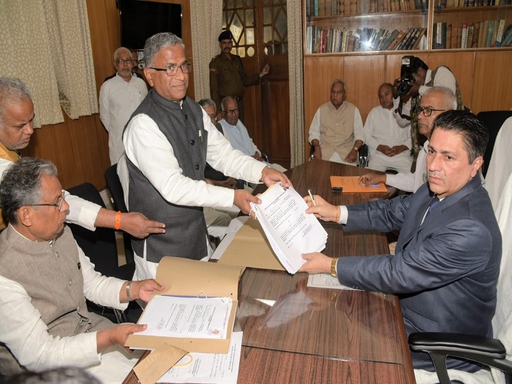 नामांकन दाखिल करते जदयू के हरिवंश नारायण सिंह। - Dainik Bhaskar