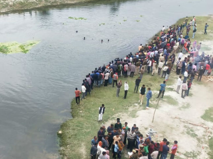 नदी में तलाशा जा रहा बच्ची का शव। - Dainik Bhaskar