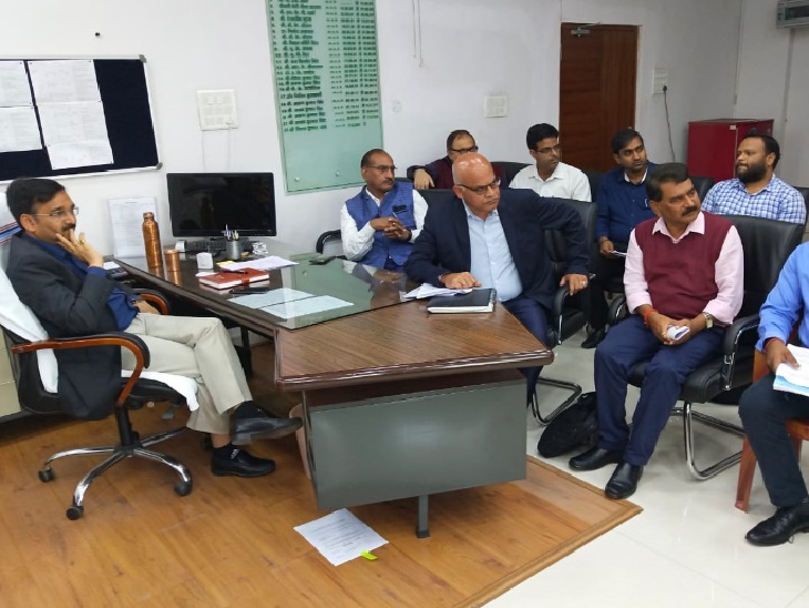 प्रोजेक्ट भवन में आयोजित बैठक में नगर विकास सचिव विनय कुमार चौबे व अन्य। - Dainik Bhaskar