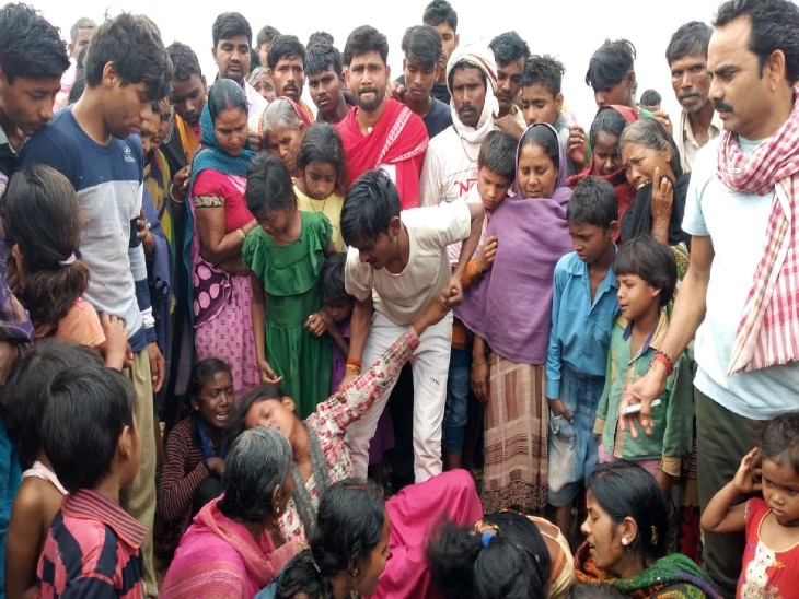 सासाराम में रोते-बिलखते मृतक के परिजन। - Dainik Bhaskar