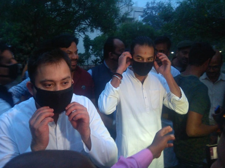 प्रशिक्षण शिविर रद्द होने की जानकारी देते नेता प्रतिपक्ष तेजस्वी यादव। - Dainik Bhaskar