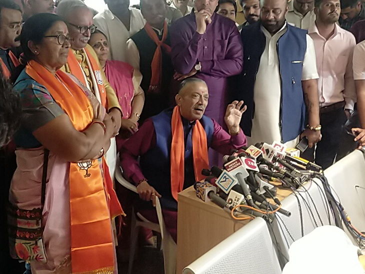 मीडिया से बात करते हुए नरहरि अमीन - Dainik Bhaskar