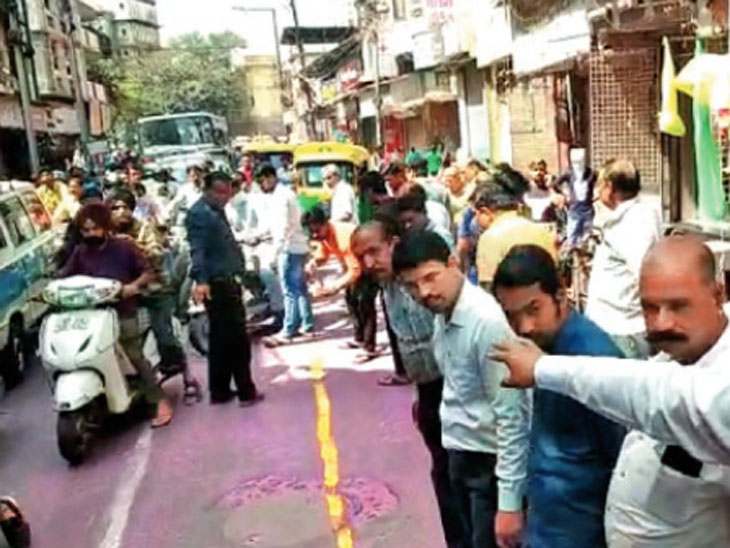 दो दिन पहले व्यापारियों ने यहां खुद नपती कर डाल दी थी नई लाइन। - Dainik Bhaskar