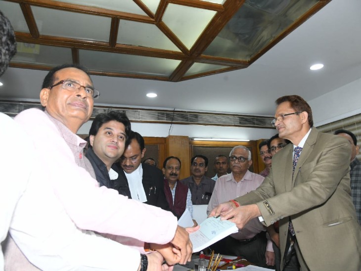 ज्योतिरादित्य ने नामांकन भरा, शिवराज और प्रभात झा साथ रहे; सिंधिया समर्थक विधायकों के भी बेंगलुरु से आने के कयास थे, पर वे नहीं पहुंचे|भोपाल,Bhopal - Dainik Bhaskar