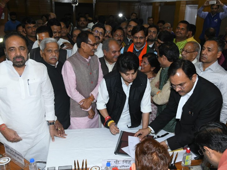 ज्योतिरादित्य ने नामांकन भरा, शिवराज और प्रभात झा साथ रहे; सिंधिया समर्थक विधायकों के भी बेंगलुरु से आने के कयास थे, पर वे नहीं पहुंचे|भोपाल,Bhopal - Dainik Bhaskar