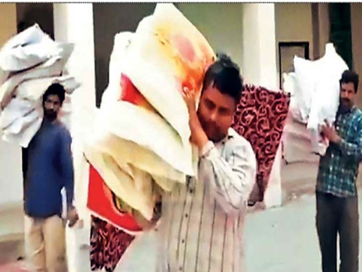 सामान वापस ले जाते टेंट हाउस के लोग। - Dainik Bhaskar