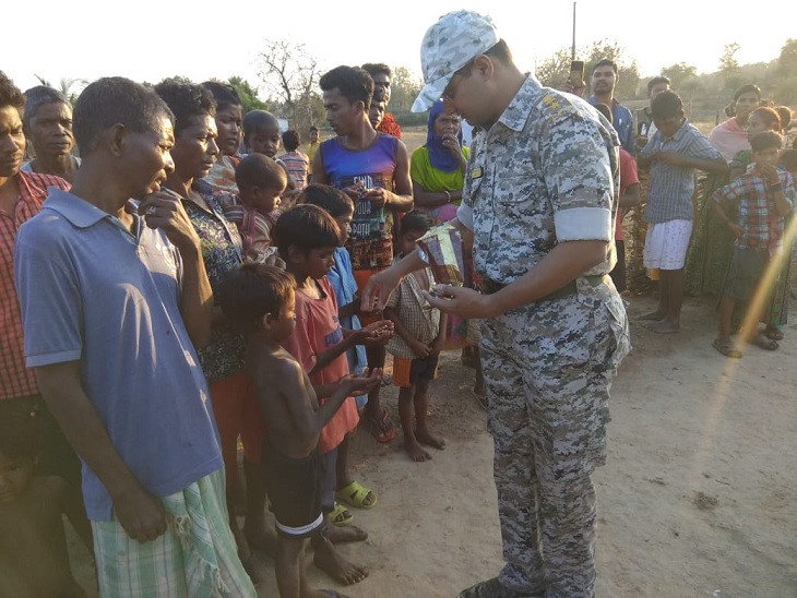 छत्तीसगढ़ के दंतेवाड़ा में नक्सली कमांडर के गांव पहुंचे एसपी ने परिजन से मुलाकत की। - Dainik Bhaskar