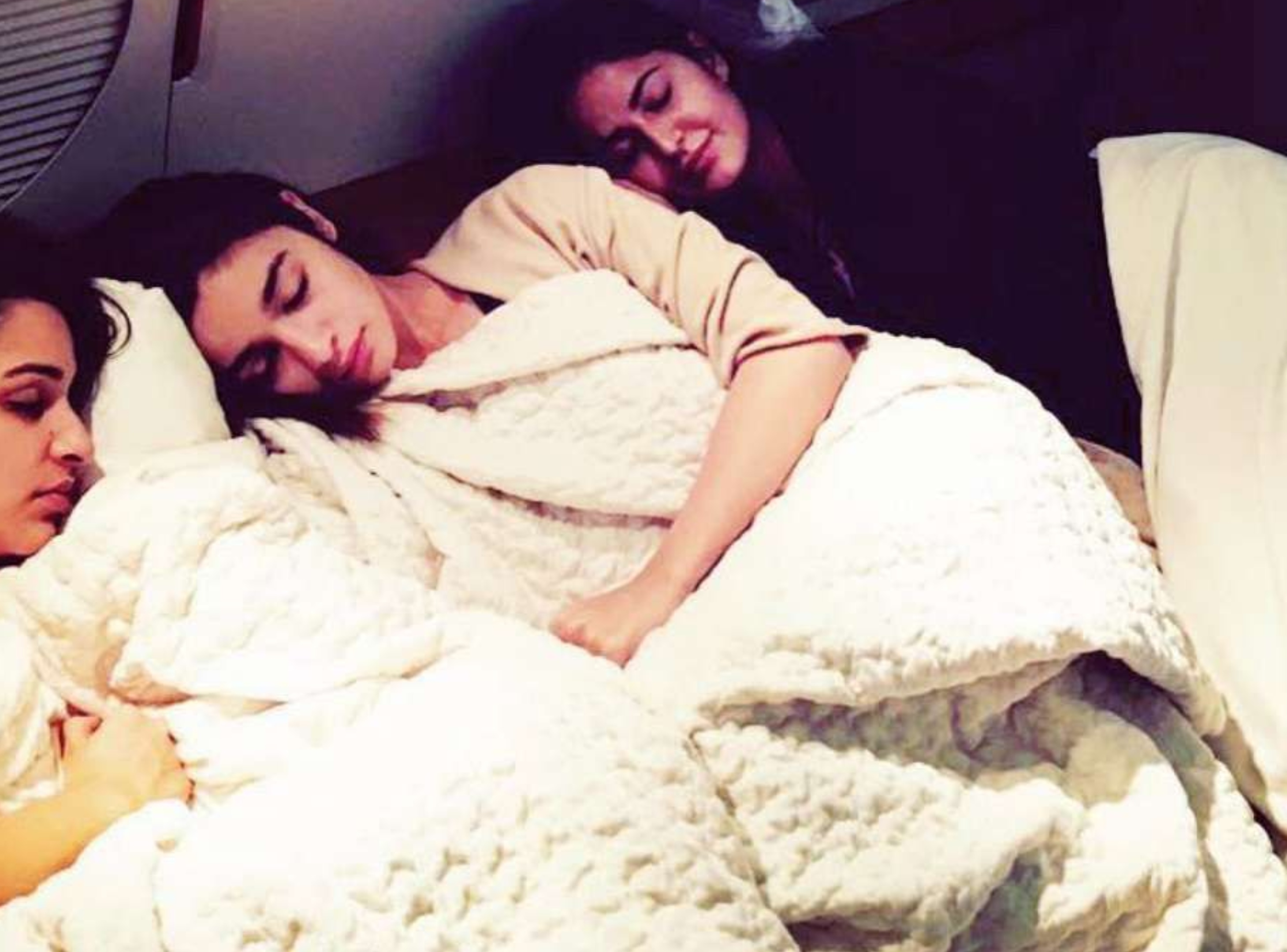 यूएस के ड्रीम टूर की ये तस्वीर कई साल पुरानी है जब कटरीना कैफ, परिणीति चोपड़ा और आलिया भट्ट एक साथ सफर कर रहे थे। तीनों की सोते हुए ये तस्वीर सोशल मीडिया पर काफी चर्चा में रही थ। इस तस्वीर में तीनों फ्लाइट में एक साथ सो रहे हैं।