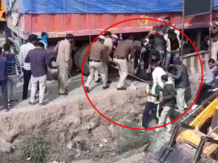 दिल्ली- पानीपत हाइवे पर ट्रक फ्लाईओवर के पिलर से टकराया, गैस कटर से वाहन की बॉडी काटकर निकाला ड्राइवर|पानीपत,Panipat - Dainik Bhaskar