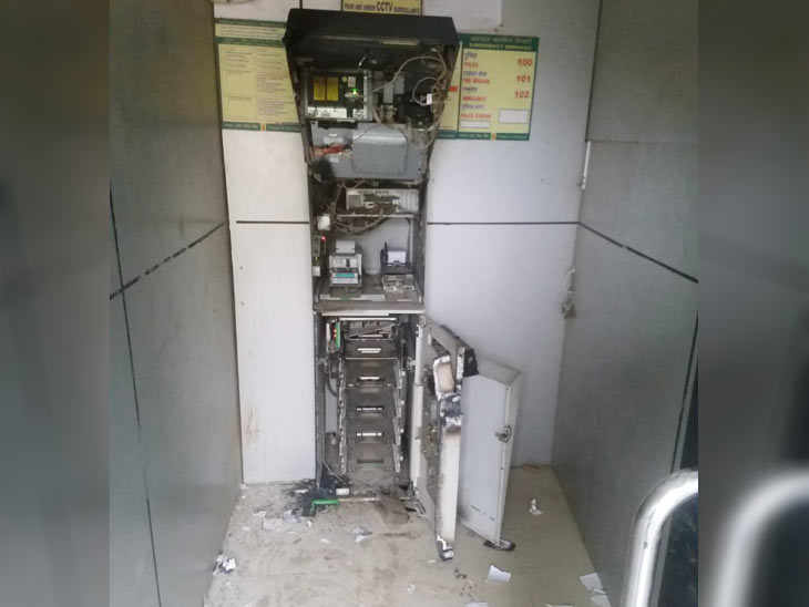 गैस कटर से काटकर एटीएम से 7.20 लाख रुपये चोरी, सीसीटीवी में कैद हुई घटना|रोहतक,Rohtak - Dainik Bhaskar