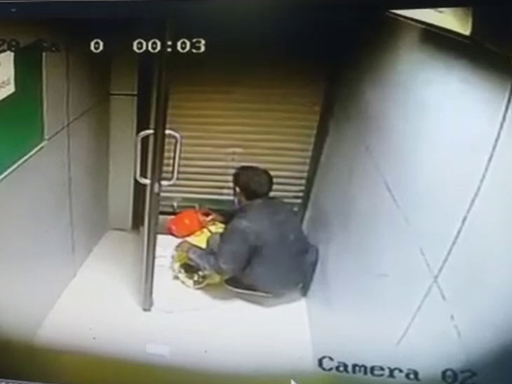 गैस कटर से काटकर एटीएम से 7.20 लाख रुपये चोरी, सीसीटीवी में कैद हुई घटना|रोहतक,Rohtak - Dainik Bhaskar