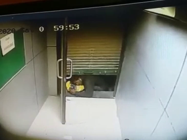 गैस कटर से काटकर एटीएम से 7.20 लाख रुपये चोरी, सीसीटीवी में कैद हुई घटना|रोहतक,Rohtak - Dainik Bhaskar