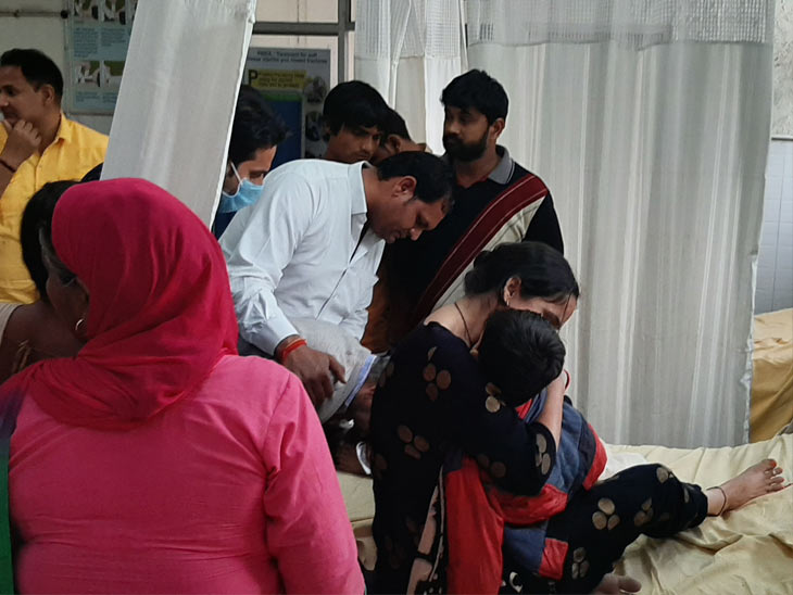 मृत बच्चे को गोदी में लेकर विलाप करते हुए उसकी मां अंजू। - Dainik Bhaskar