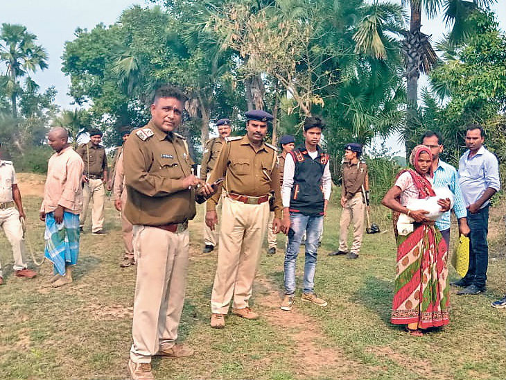 नानी की गाेद में दुधमुंही बच्ची का शव। - Dainik Bhaskar