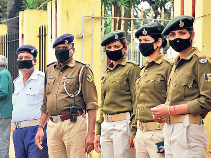 विधान सभा में मास्क पहनकर ड्यूटी करते पुलिसकर्मी। - Dainik Bhaskar