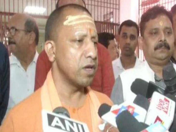 बाबा विश्वनाथ का दर्शन करने के बाद पत्रकारों से बात करते सीएम योगी - Dainik Bhaskar