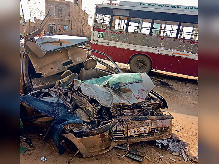 ओढ़ा में हादसे के बाद घटनास्थल पर क्षतिग्रस्त कार और बस। - Dainik Bhaskar