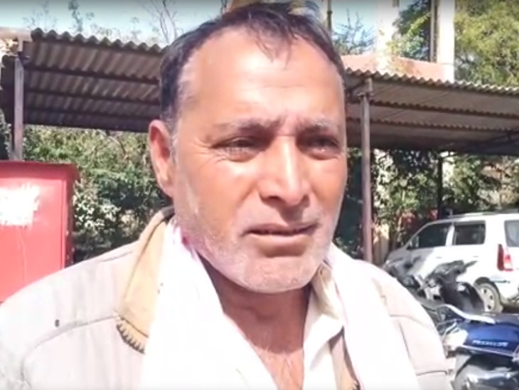 घटना की जानकारी देते मायाराम। - Dainik Bhaskar