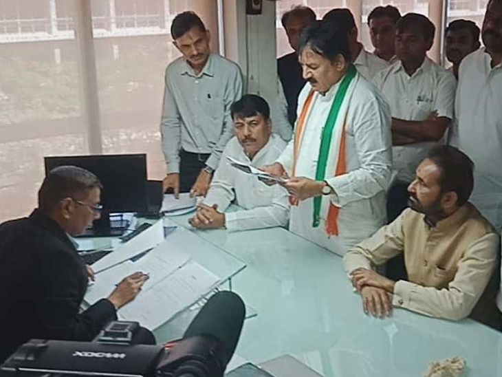 नामांकन भरने के दौरान (दाएं से पहले) कांग्रेस के उम्मीदवार शक्ति सिंह गोहिल। - Dainik Bhaskar