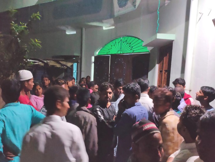 प्रॉपर्टी डीलर की हत्या के बाद घर पर जुटे लोग। - Dainik Bhaskar