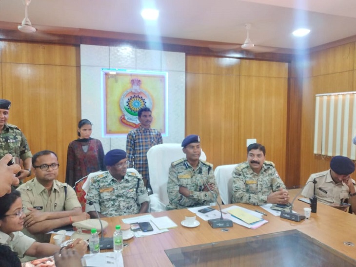 नक्सली जोड़ा सरेंडर के दौरान। - Dainik Bhaskar