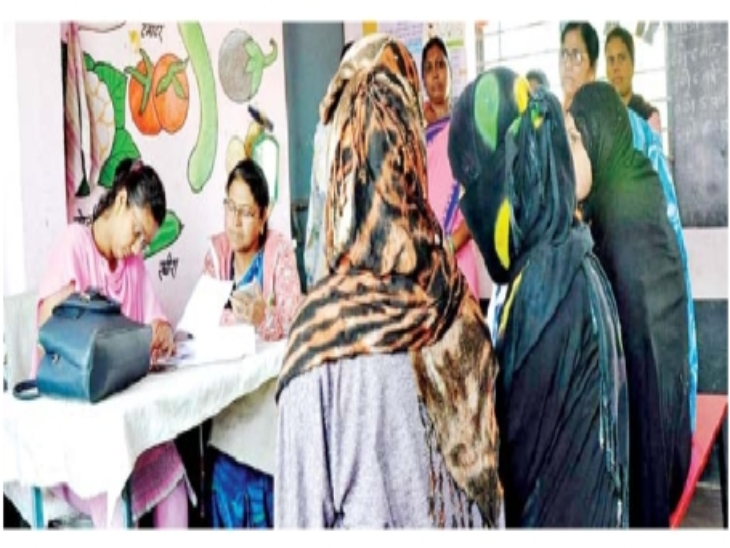 लड़की और लड़के पक्ष काे समझाइश देतीं परियाेजना अधिकारी पूजा राठाैर और माैजूद कार्यकर्ता। - Dainik Bhaskar