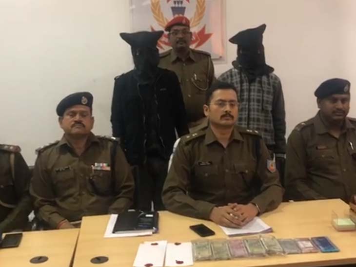 गिरफ्तार अपराधियों के बारे में जानकारी देते एसपी प्रशांत आनंद। - Dainik Bhaskar