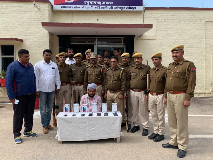 चोरी के मोबाइल के साथ बिन्द्र सिंह उर्फ बिट्टू। - Dainik Bhaskar