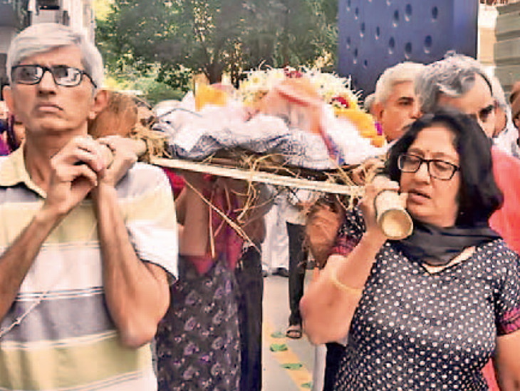 सास धनकुंवर बेन के अवसान पर बहू ने उनकी अर्थी को कंधा दिया। - Dainik Bhaskar